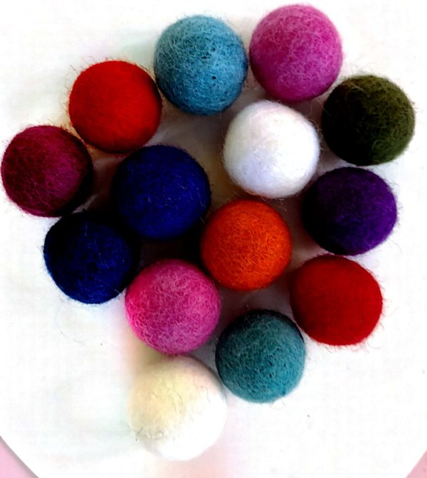 Lot de Petites Balles en Laine Feutrée – Image 2
