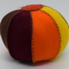 Balle multicolore en laine feutrée – Image 3